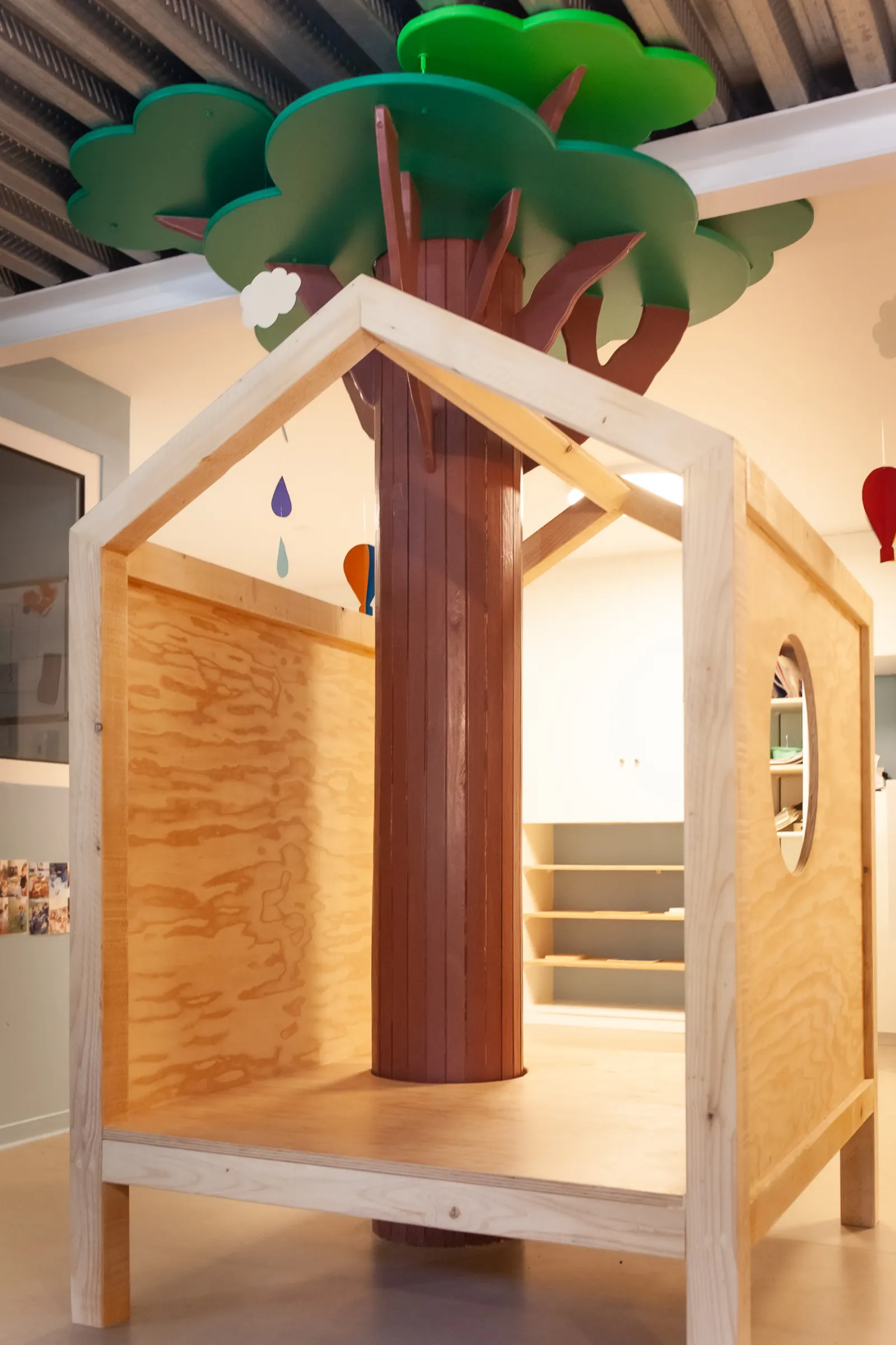Une équipe attentive, entre éducation positive et cabane arborée