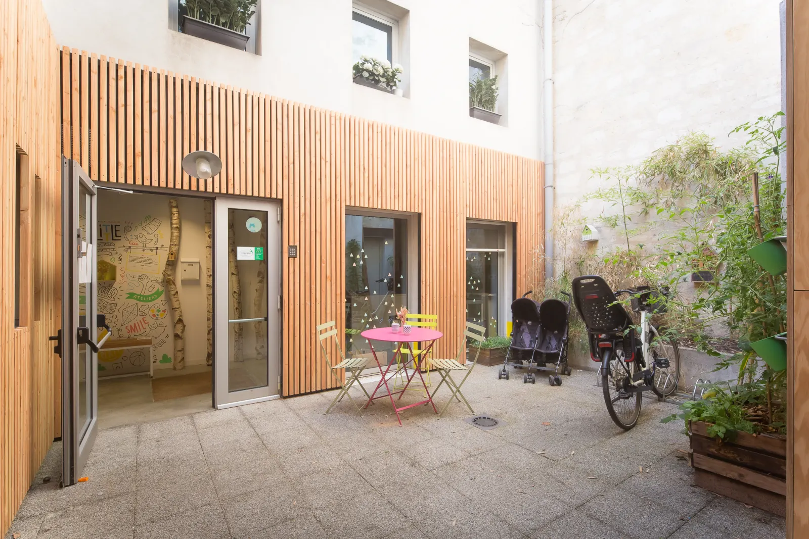 Façade et cour intérieure de la micro-crèche Babilou Bordeaux Godard