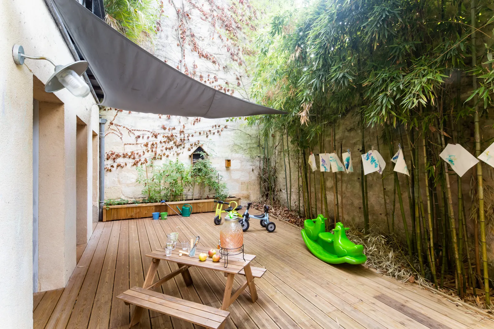 Jardin extérieur en terrasse bois de la micro-crèche Babilou Bordeaux Godard