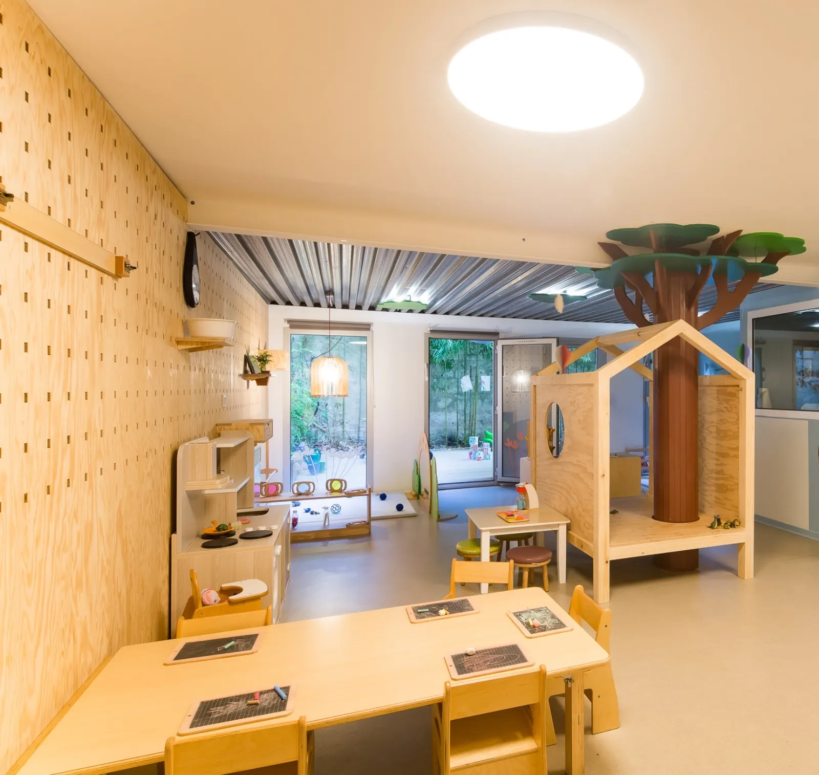 Salle de vie avec cabane arborée à la micro-crèche Babilou Bordeaux Godard