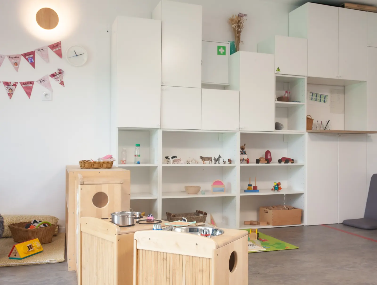 Coin cuisine en bois et étagères Montessori de la micro-crèche Babilou Le Bouscat Ducourneau