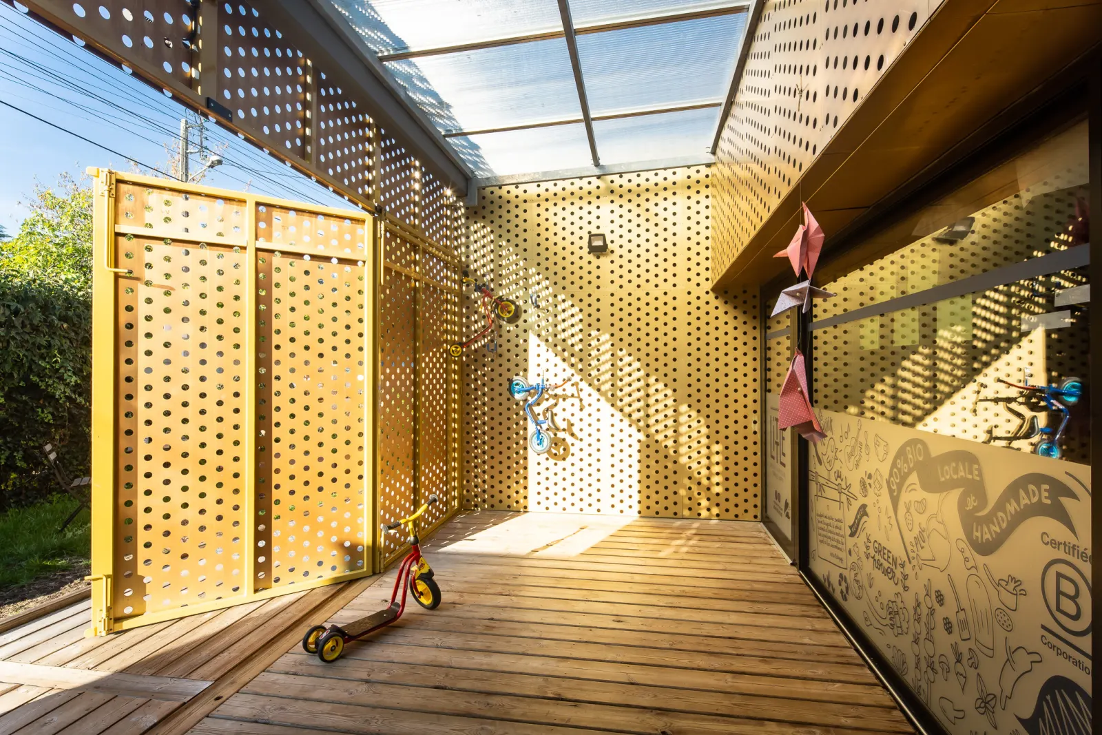 Patio couvert avec draisiennes de la micro-crèche Babilou Le Bouscat Ducourneau