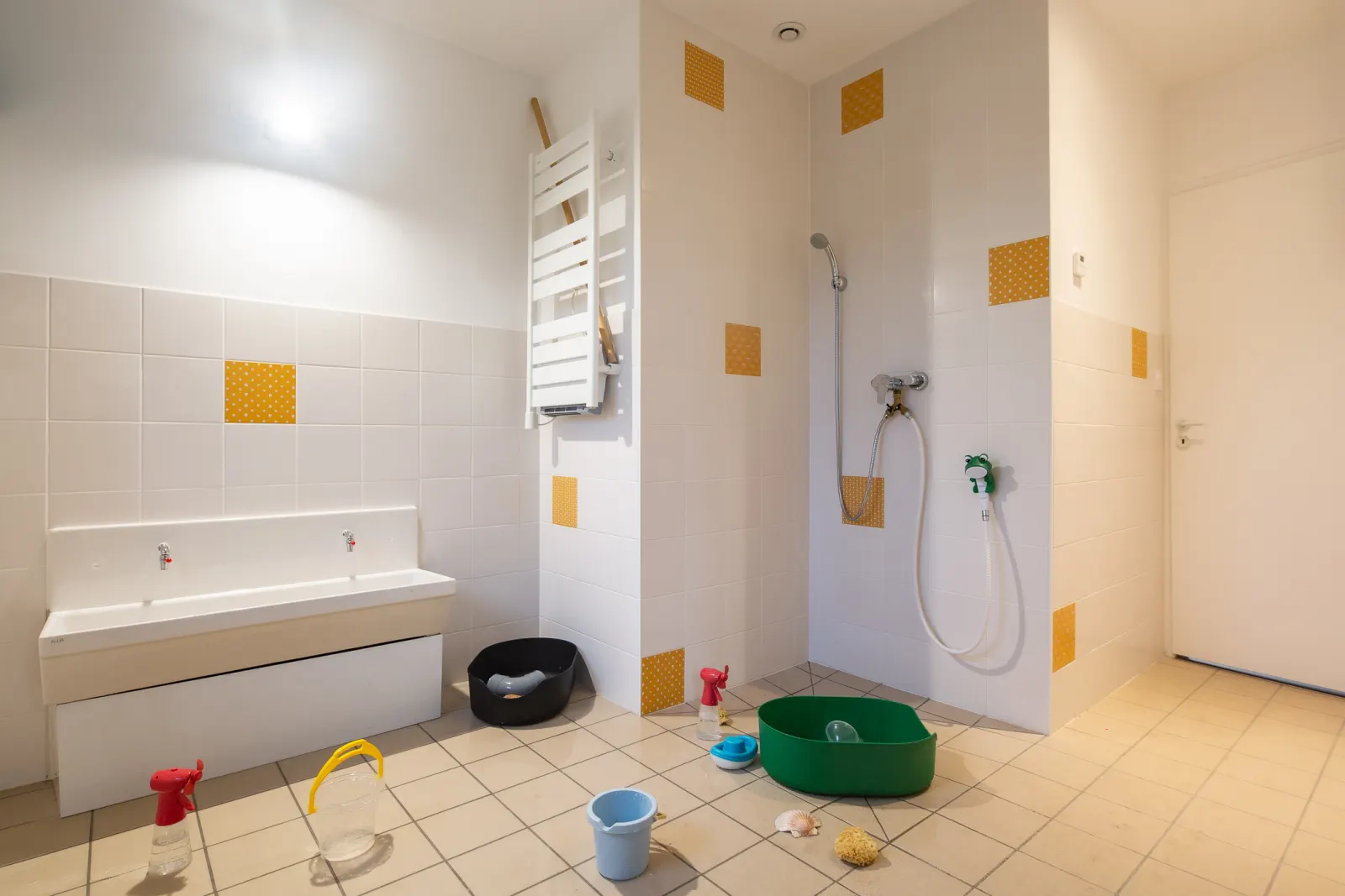 Salle de jeux d'eau de la micro-crèche Babilou Le Bouscat Ducourneau