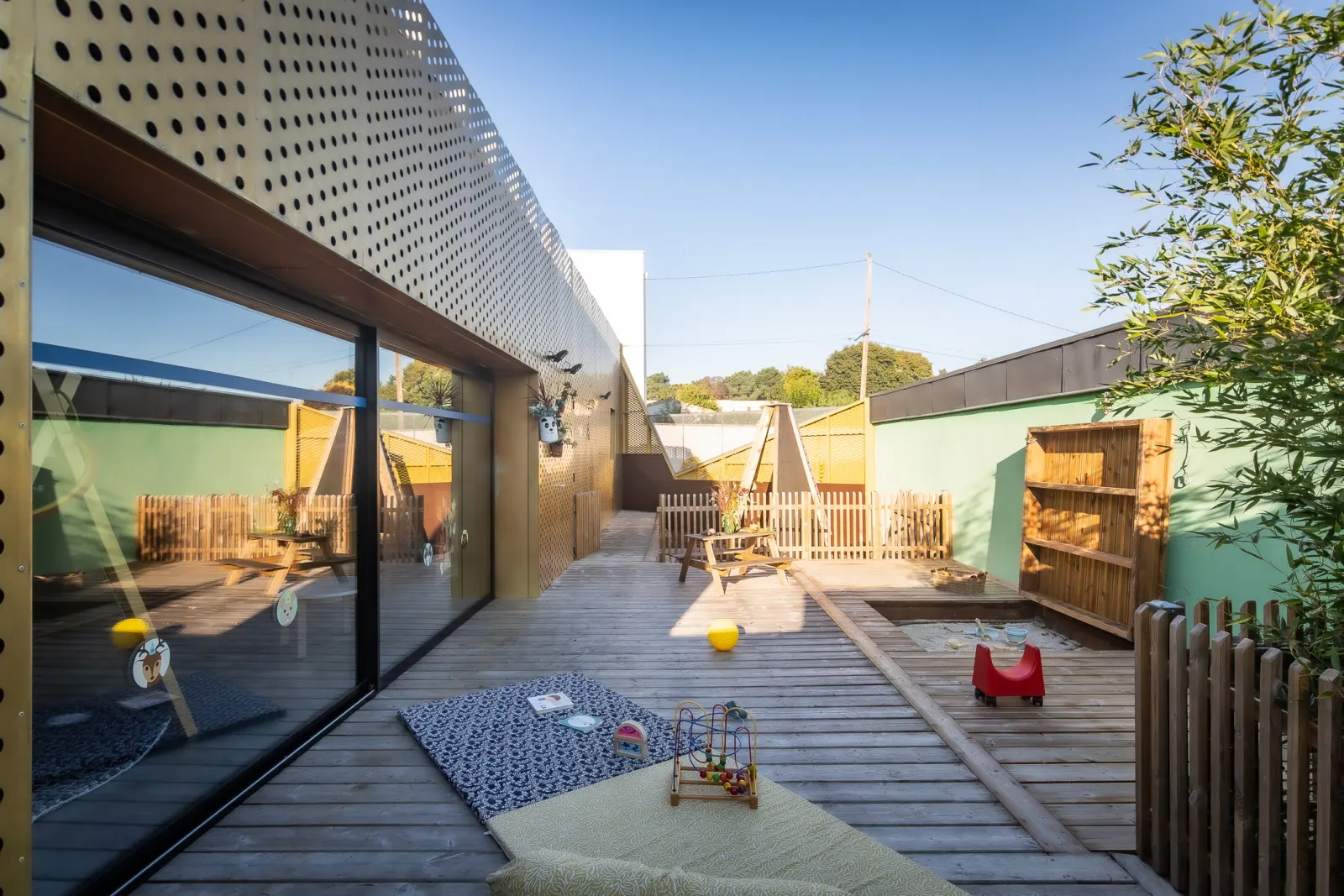 Terrasse en bois et bac à sable du jardin de la micro-crèche Babilou Le Bouscat Ducourneau