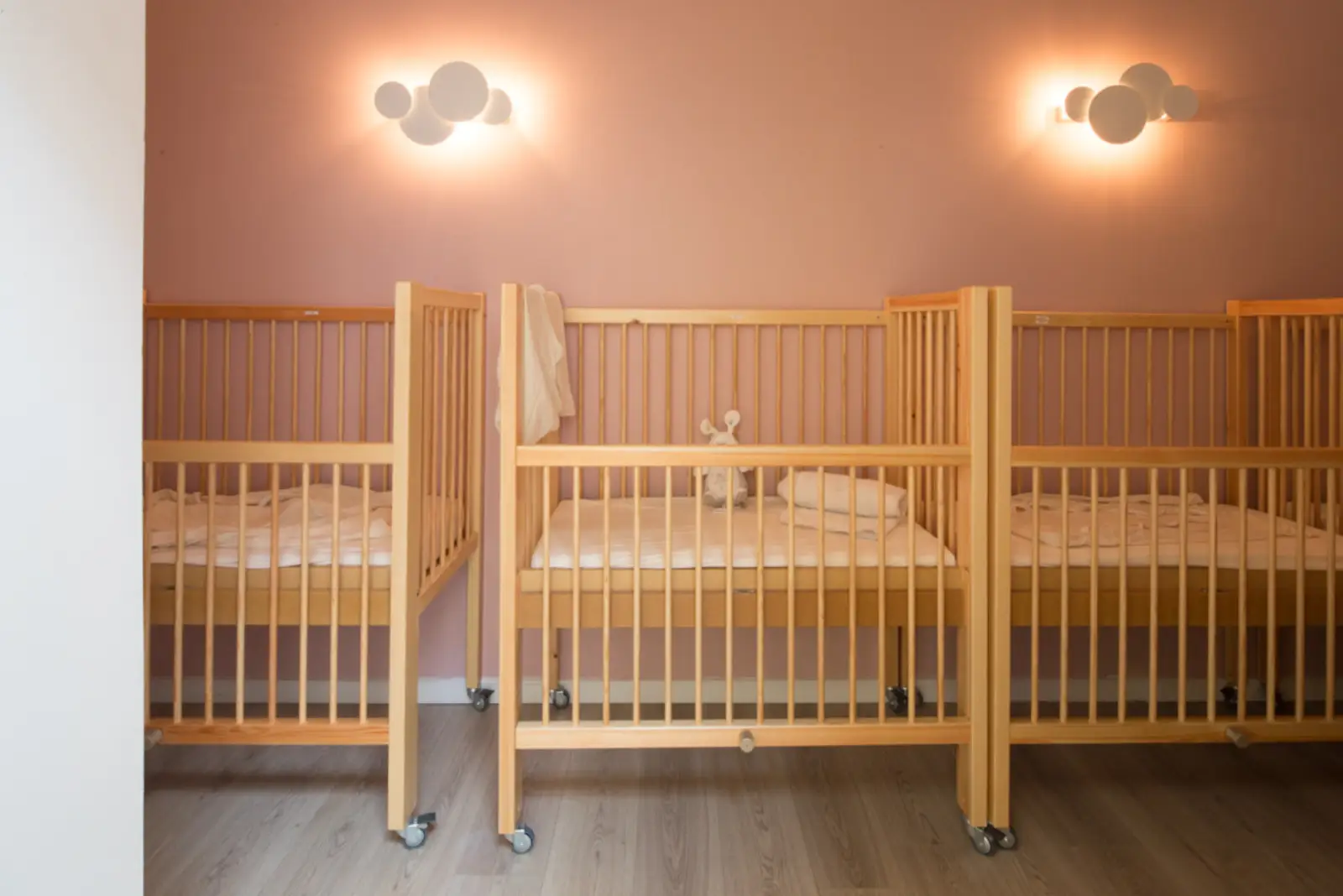 Dortoir avec lits à barreaux de la micro-crèche Babilou Bordeaux Ségalier