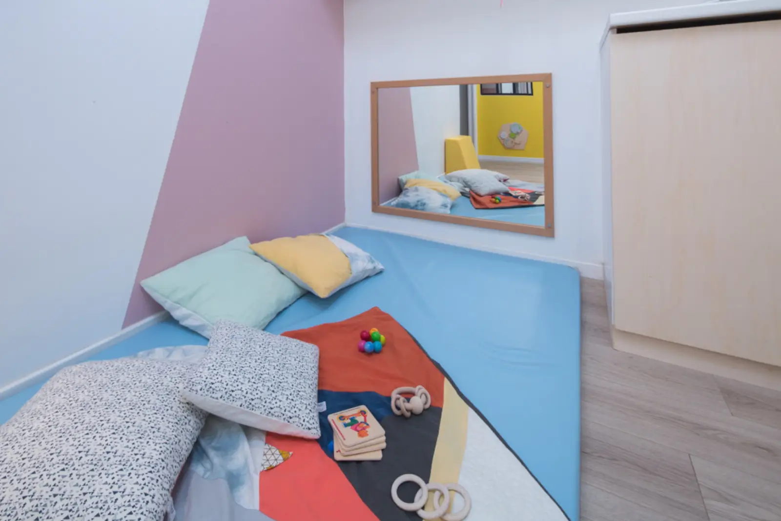 Espace d'éveil pour les bébés de la micro-crèche Babilou Bordeaux Ségalier