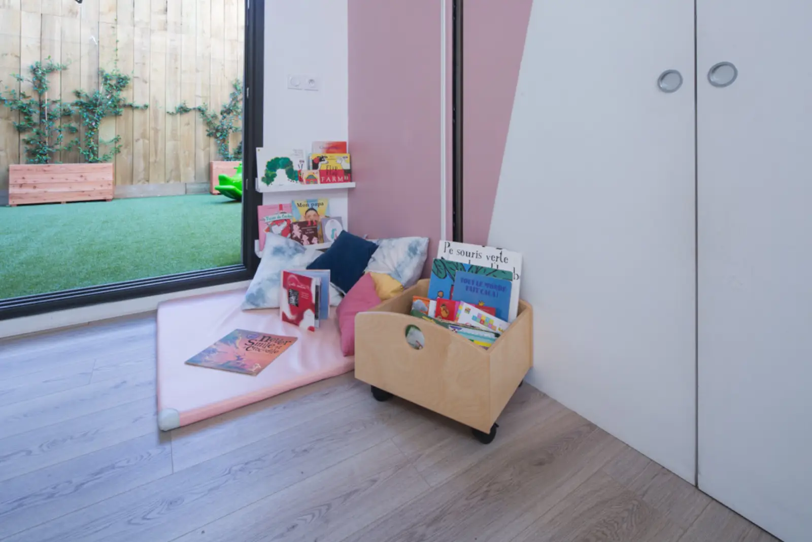 Coin lecture avec vue sur le jardin de la micro-crèche Babilou Bordeaux Ségalier