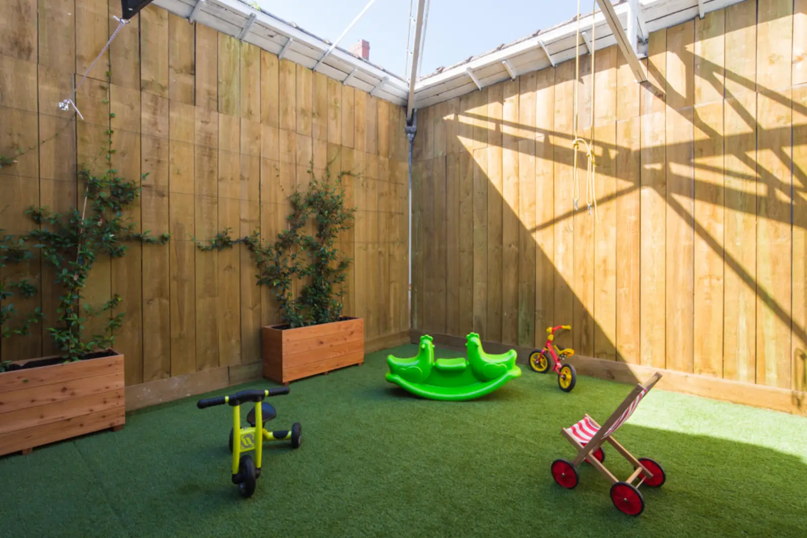 Espace extérieur avec bac à sable et jeux de la micro-crèche Babilou Bordeaux Ségalier