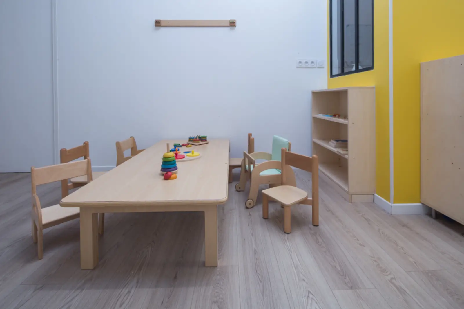 Salle d'activités en bois de la micro-crèche Babilou Bordeaux Ségalier