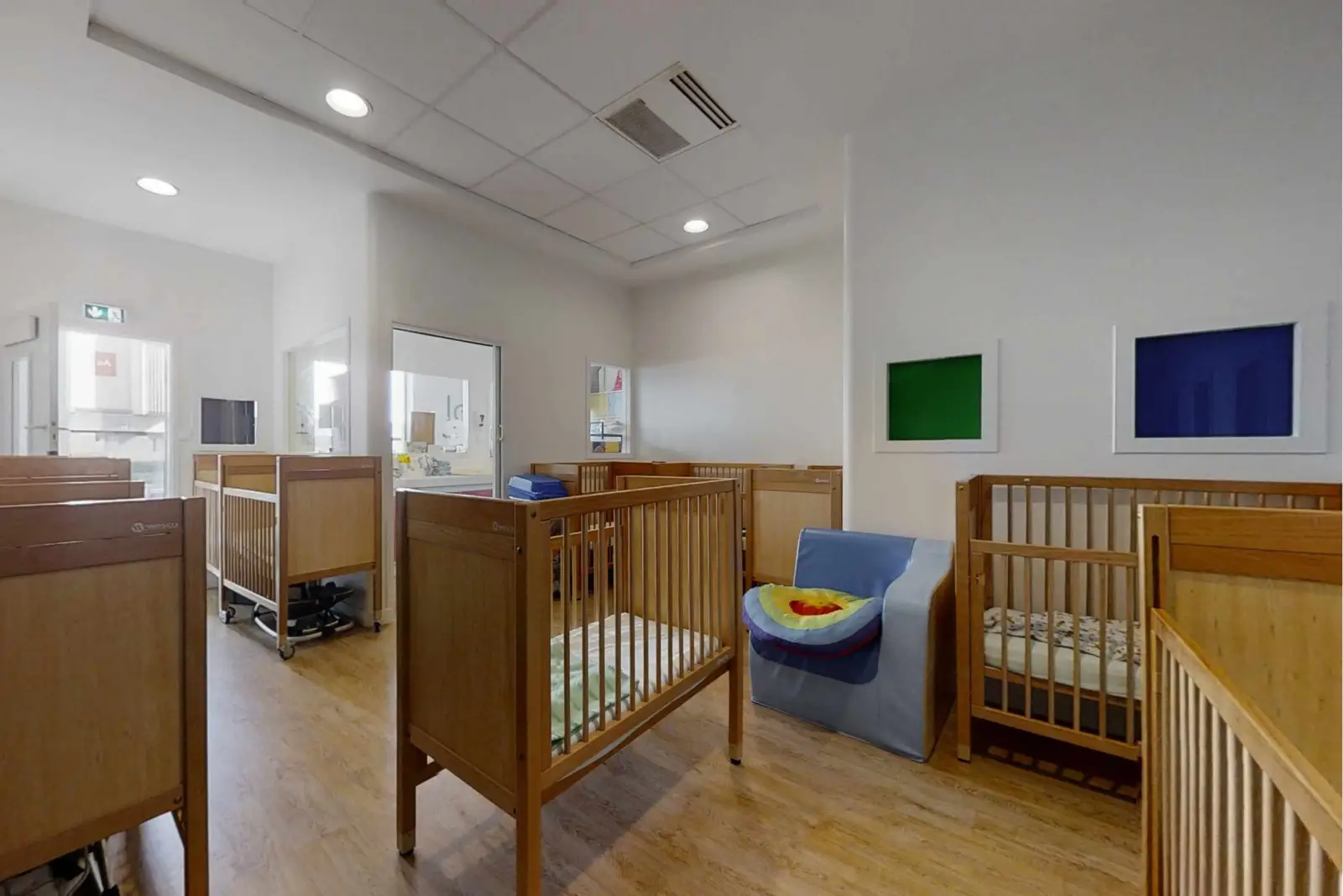Dortoir des bébés avec lits à barreaux de la crèche Babilou Bordeaux Mériadeck