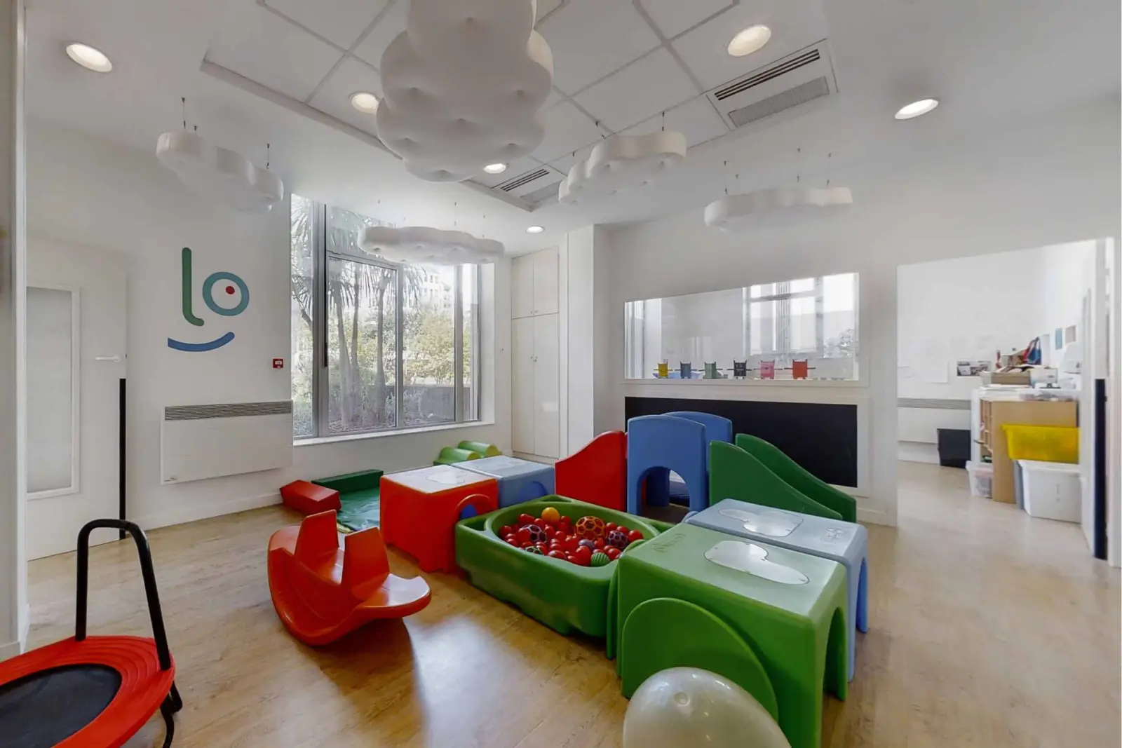 Salle de motricité avec piscine à balles de la crèche Babilou Bordeaux Mériadeck