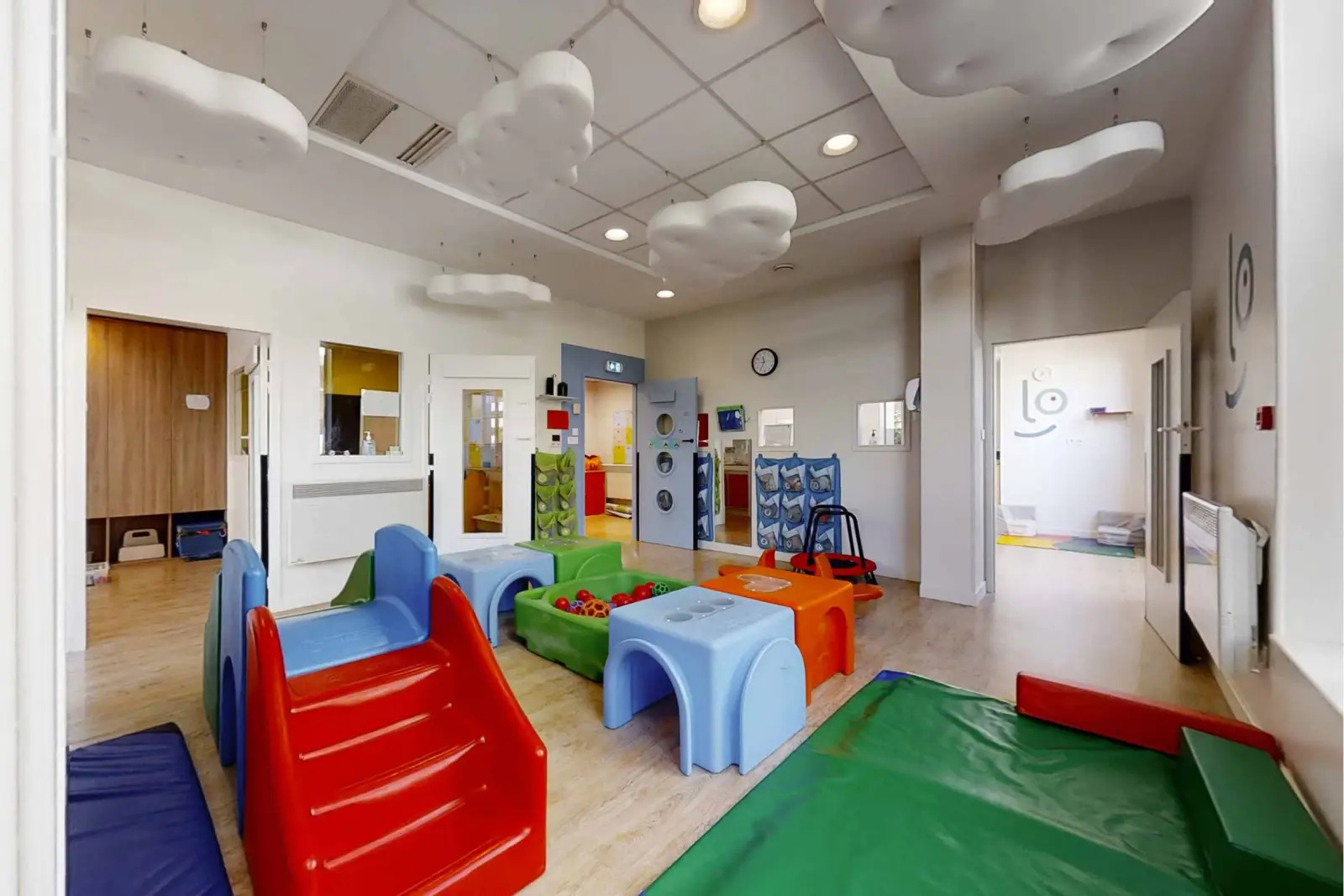 Salle de motricité avec toboggan et tunnels de la crèche Babilou Bordeaux Mériadeck