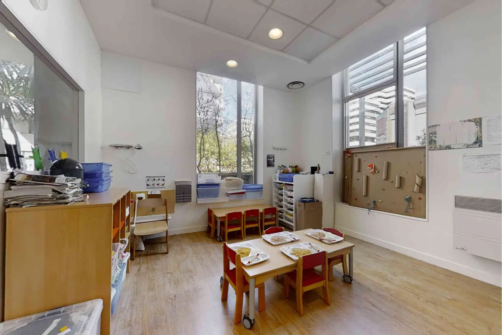 Atelier avec mur d'escalade et vue sur les arbres de la crèche Babilou Bordeaux Mériadeck
