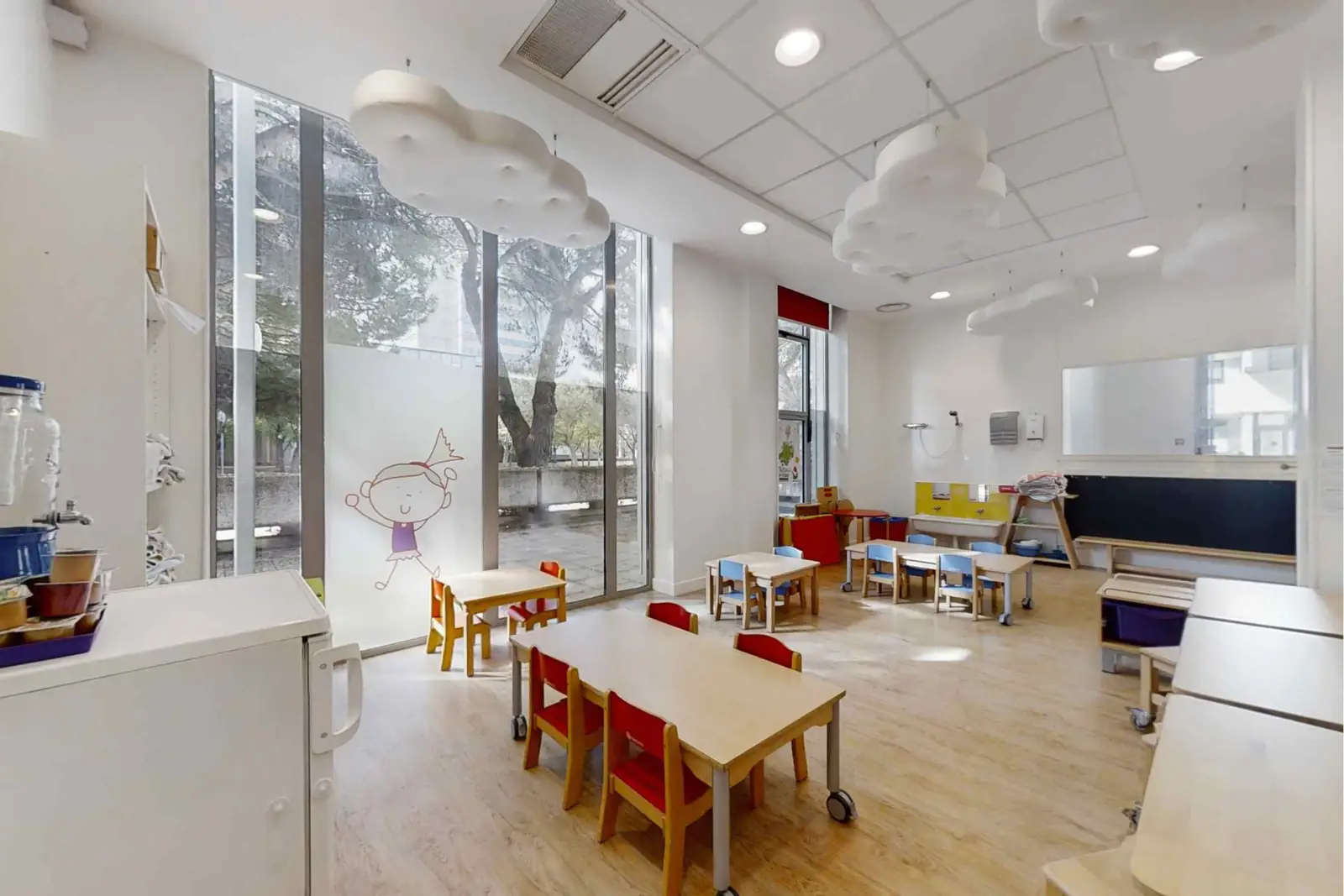 Salle de repas avec petites tables de la crèche Babilou Bordeaux Mériadeck