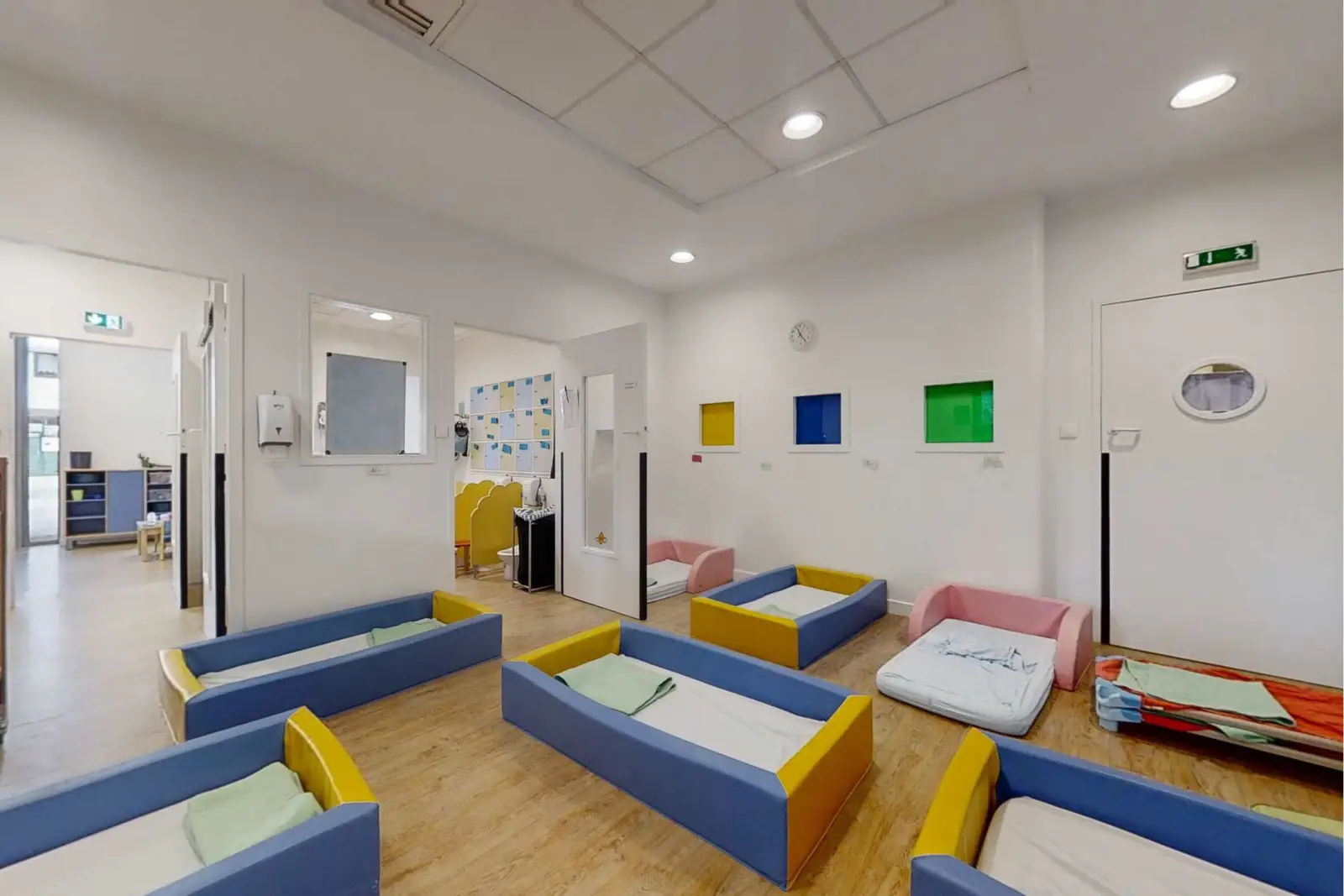Salle de sieste des grands avec lits picots de la crèche Babilou Bordeaux Mériadeck