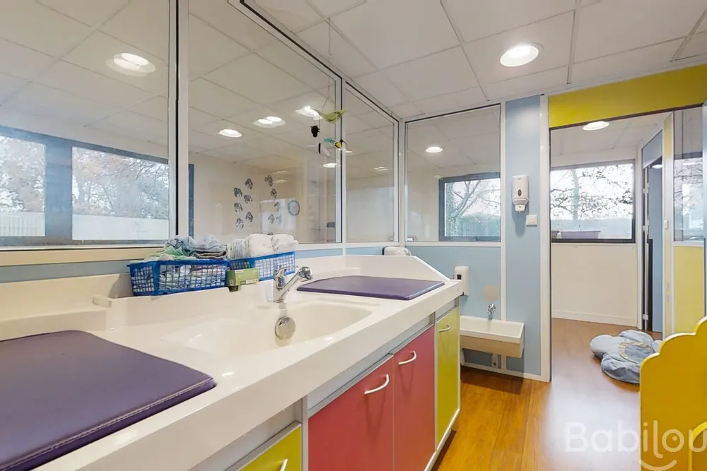 Salle de change et sanitaires de la crèche Babilou Mérignac Armstrong