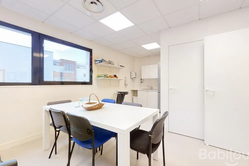 Salle de pause lumineuse de la crèche Babilou Mérignac Armstrong