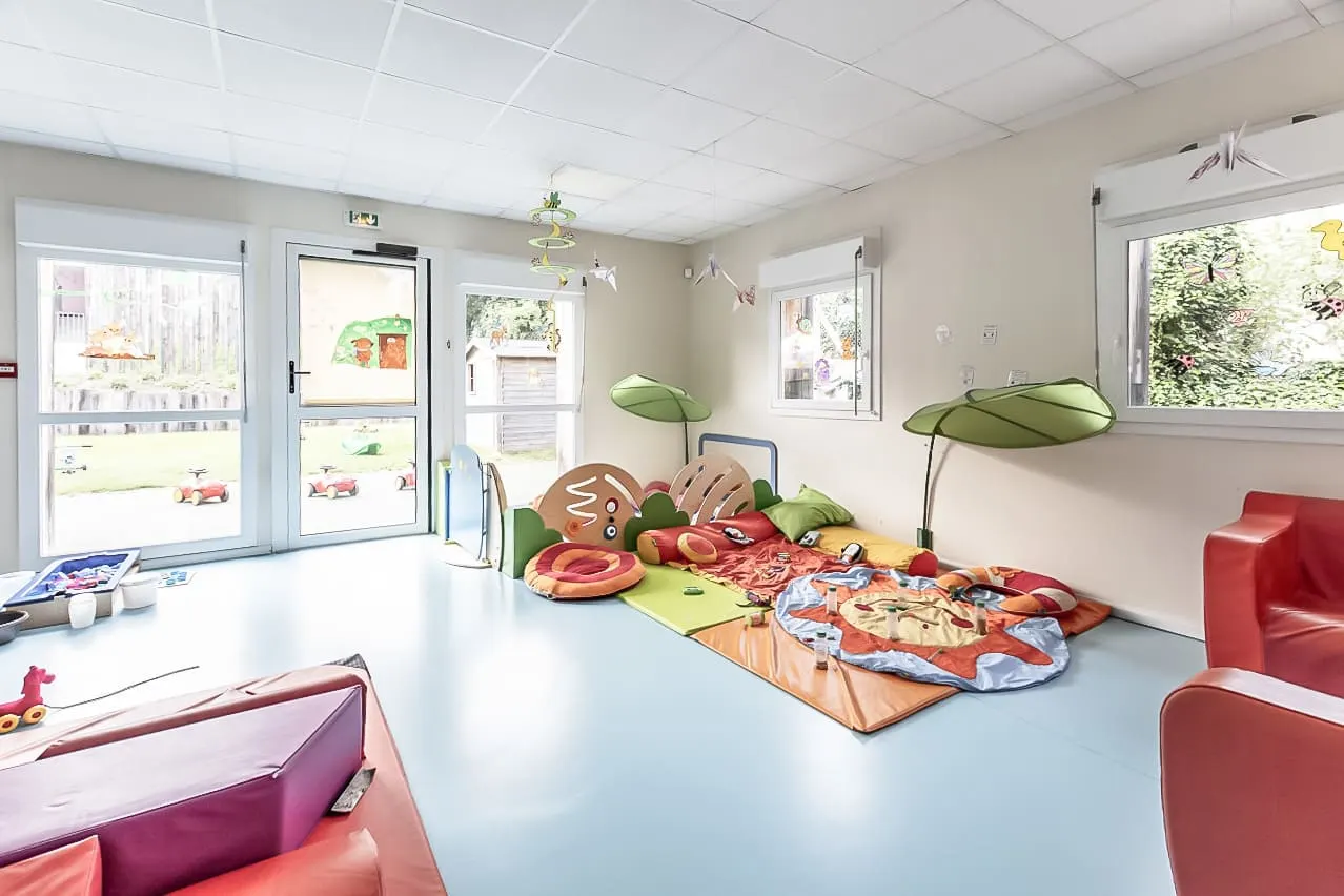 Coin lecture avec vue sur le jardin de la crèche Babilou Niort Galuchet