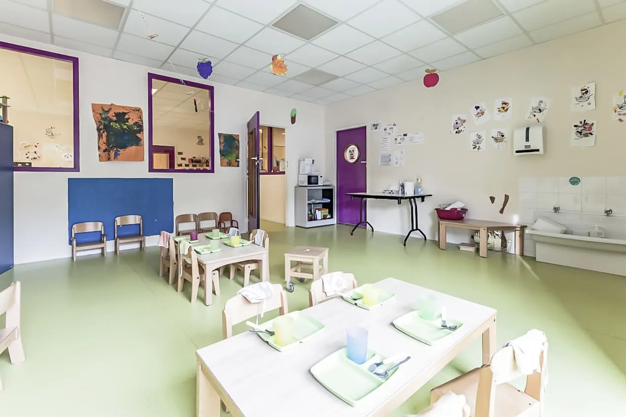 Salle de repas des grands de la crèche Babilou Niort Galuchet