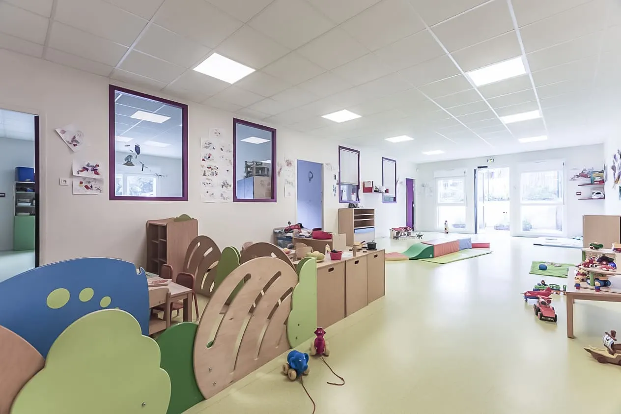 Salle de vie et de jeux de la crèche Babilou Niort Galuchet
