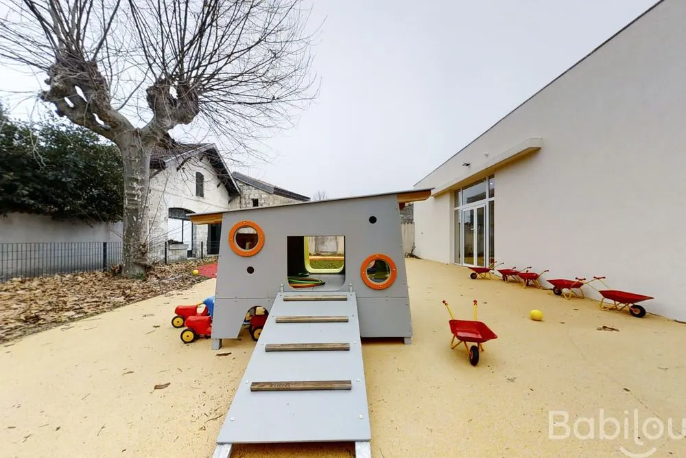 Jardin extérieur avec cabane en bois de la crèche Babilou Bordeaux Leclerc