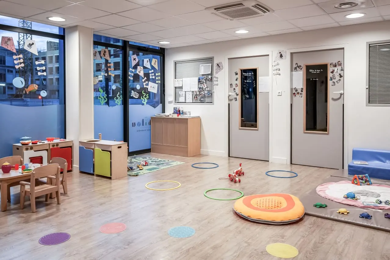 Salle de vie avec vue sur Bordeaux de la crèche Babilou Bassins à Flot