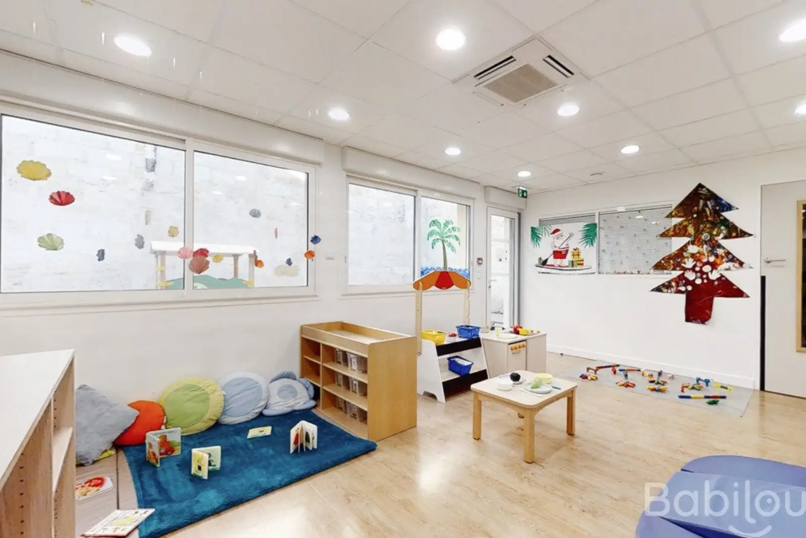 Salle de vie et coin lecture de la crèche Babilou Bordeaux Naujac