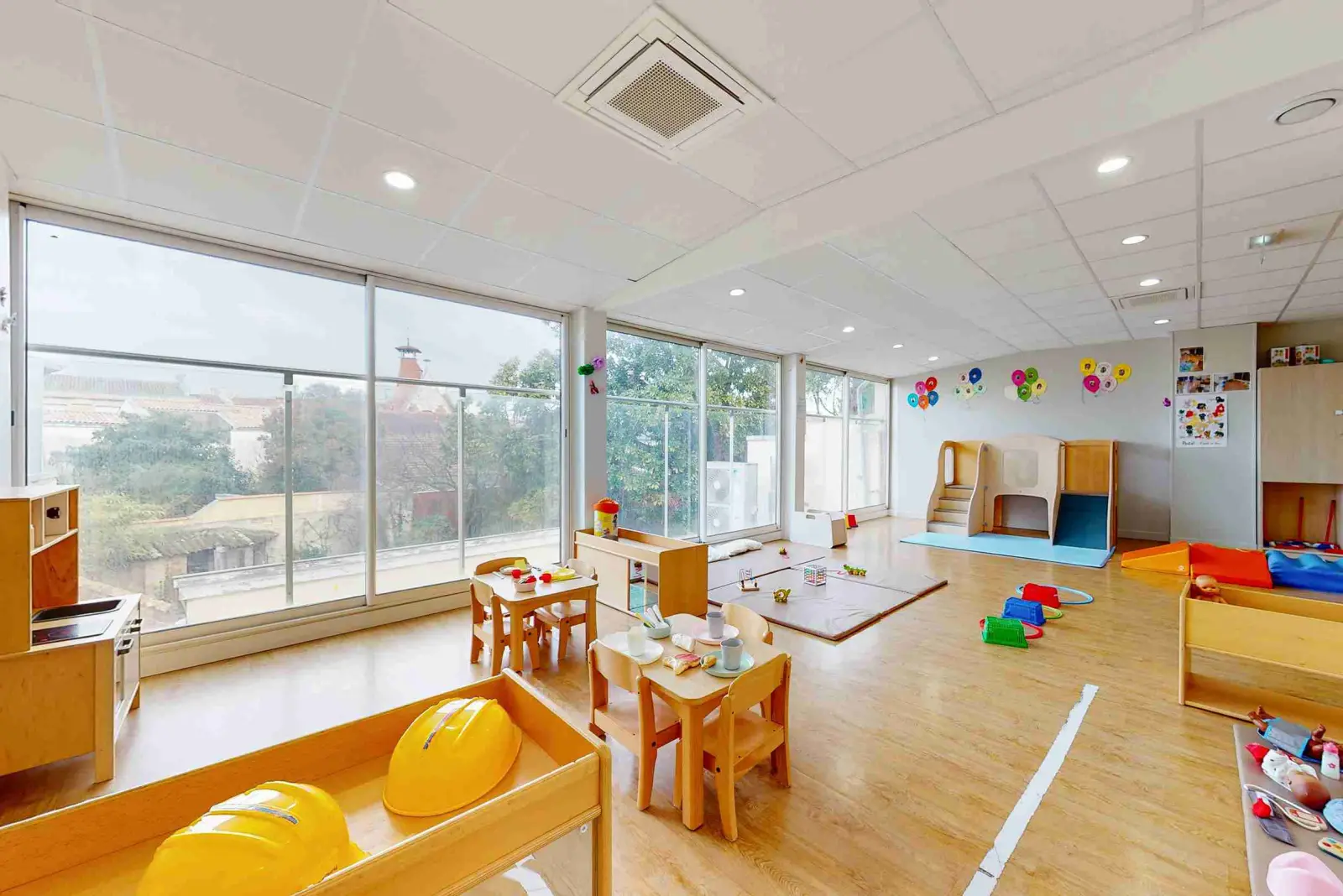 Salle de motricité avec vue sur les toits de Bordeaux, crèche Babilou Bordeaux Benauge