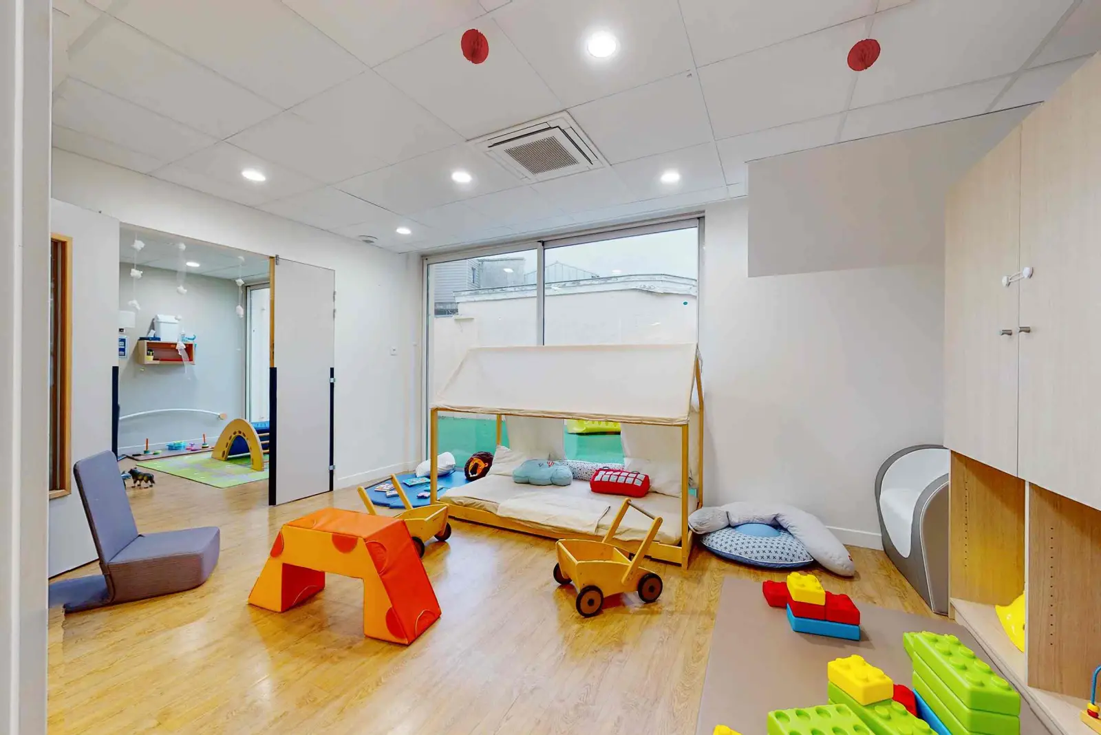 Coin sieste en forme de cabane de la crèche Babilou Bordeaux Benauge