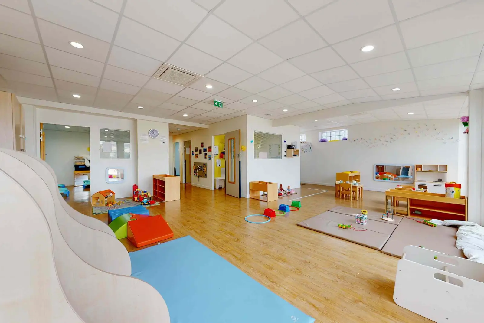 Grande salle de vie et de jeu de la crèche Babilou Bordeaux Benauge