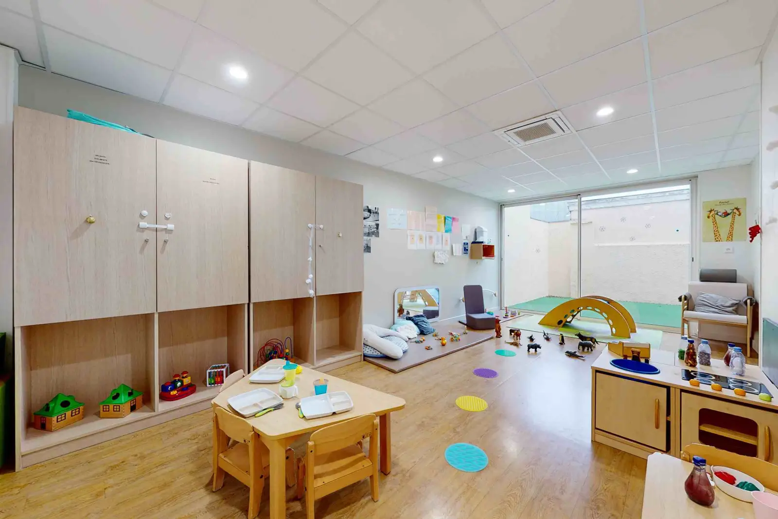 Salle de vie avec accès à la terrasse extérieure de la crèche Babilou Bordeaux Benauge