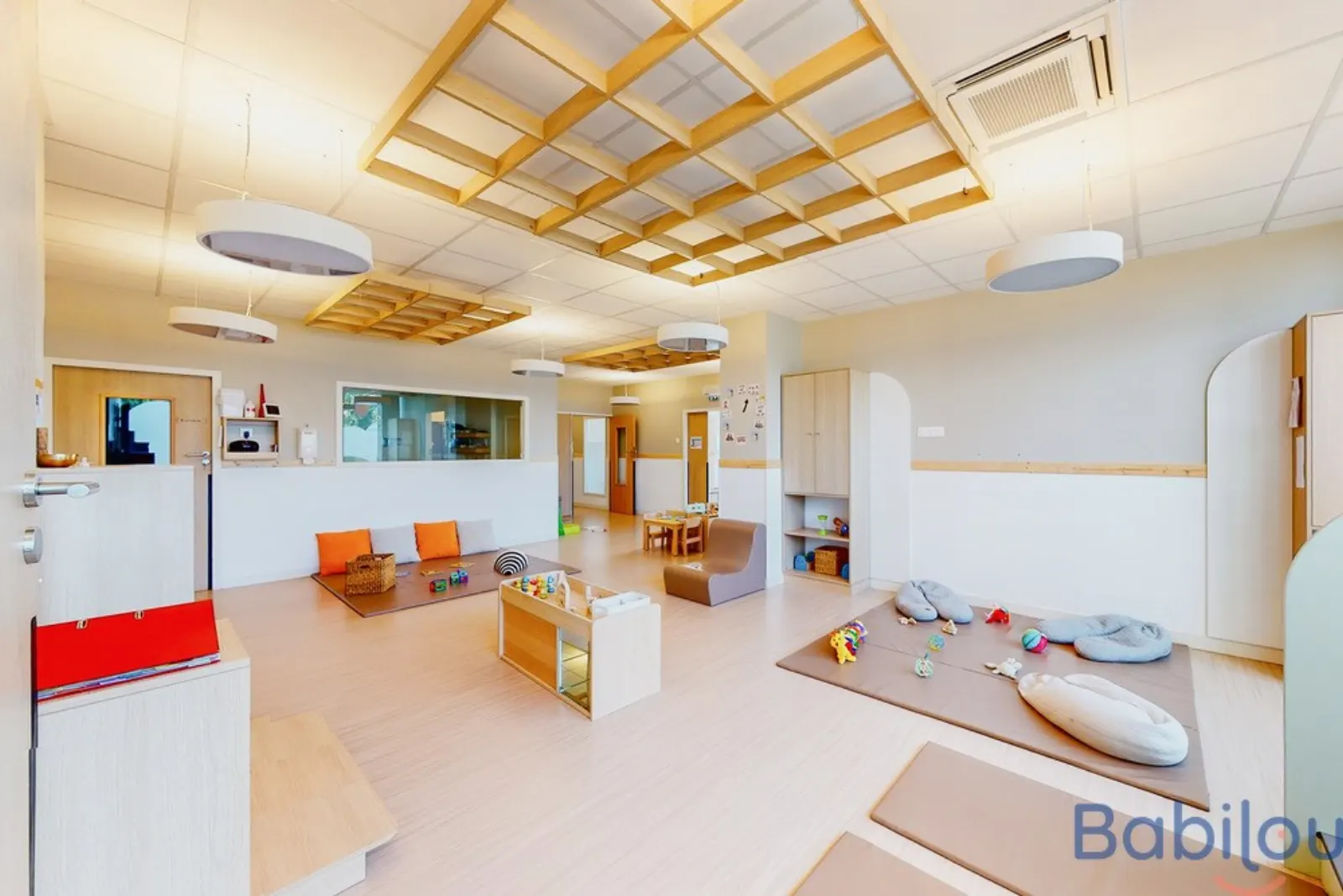 Salle d'éveil avec coin cocon à la crèche Babilou Bordeaux Jean Hameau