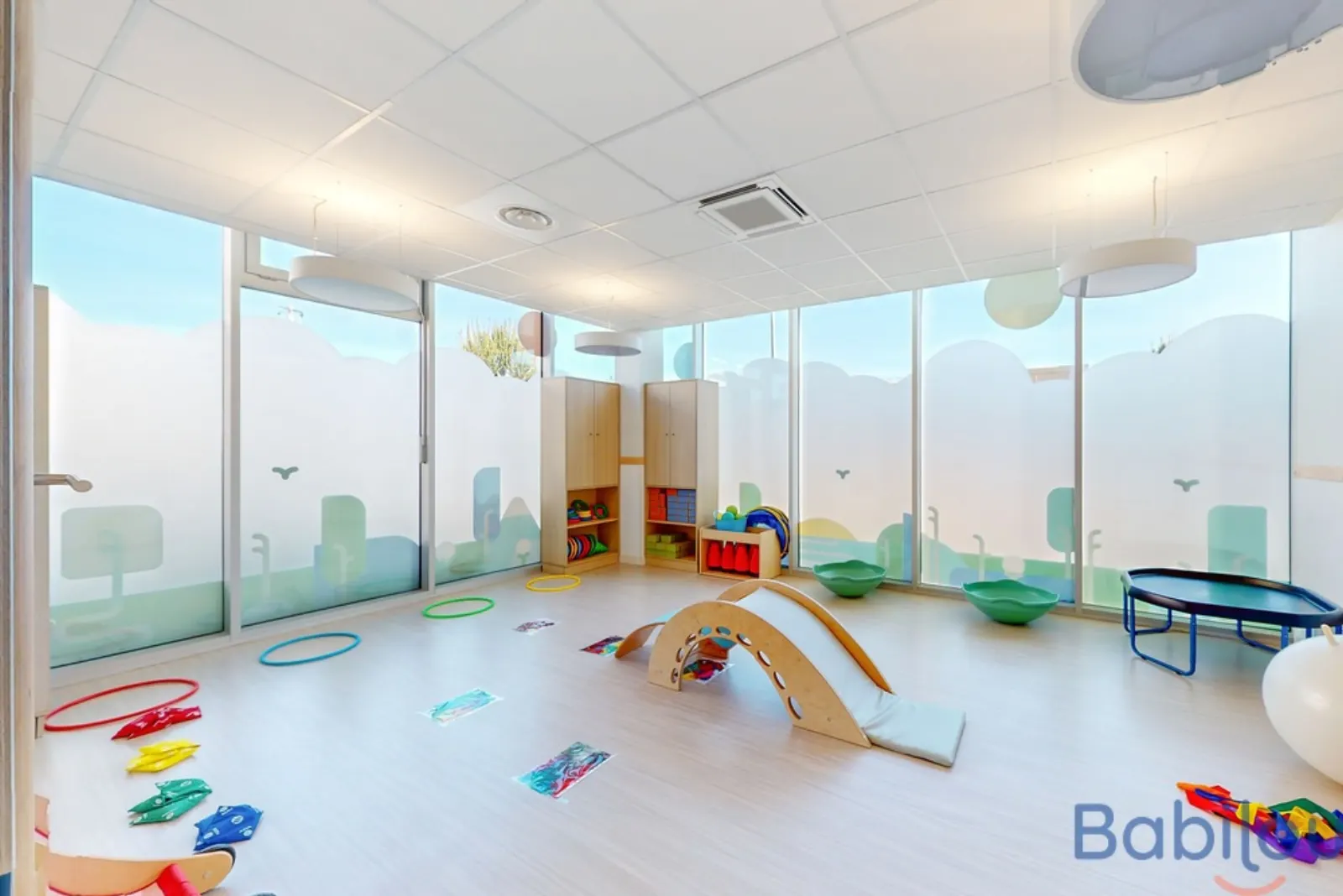 Salle de motricité avec parcours de jeux à la crèche Babilou Bordeaux Jean Hameau
