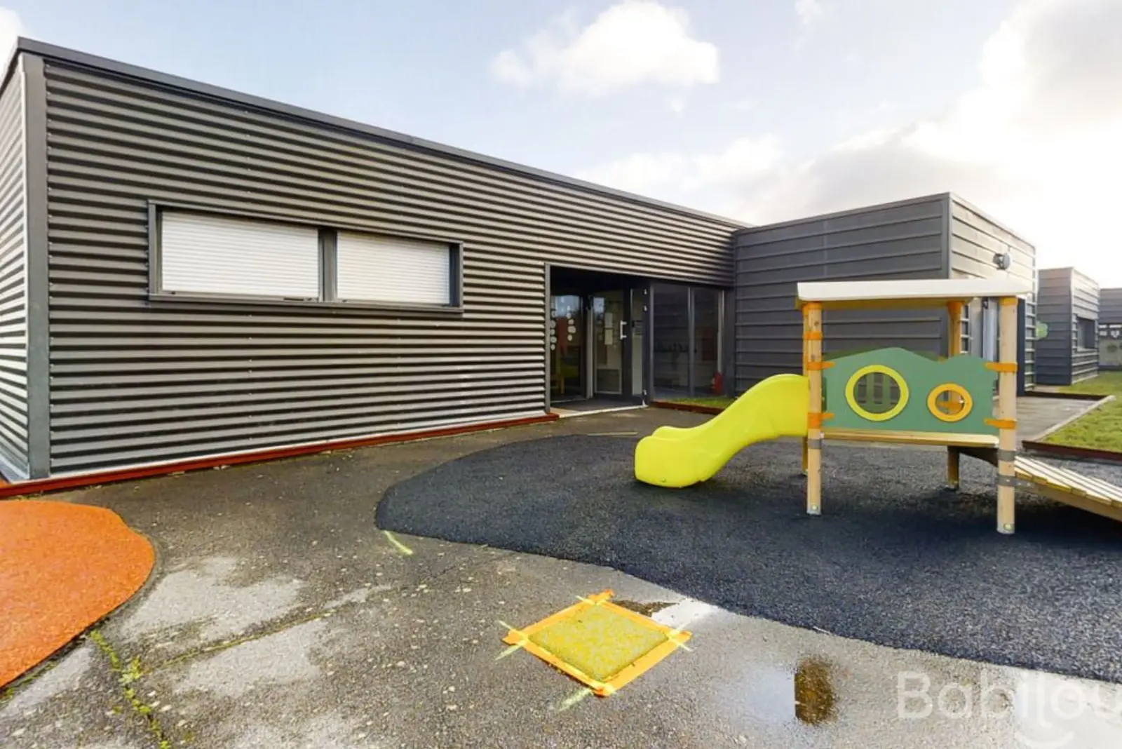 Façade et jardin avec toboggan de la crèche Babilou Blagnac L'imagin'R