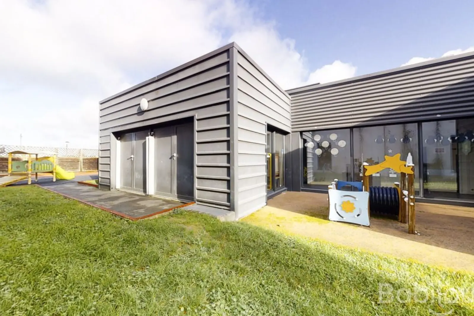 Espace extérieur et jeux de la crèche Babilou Blagnac L'imagin'R