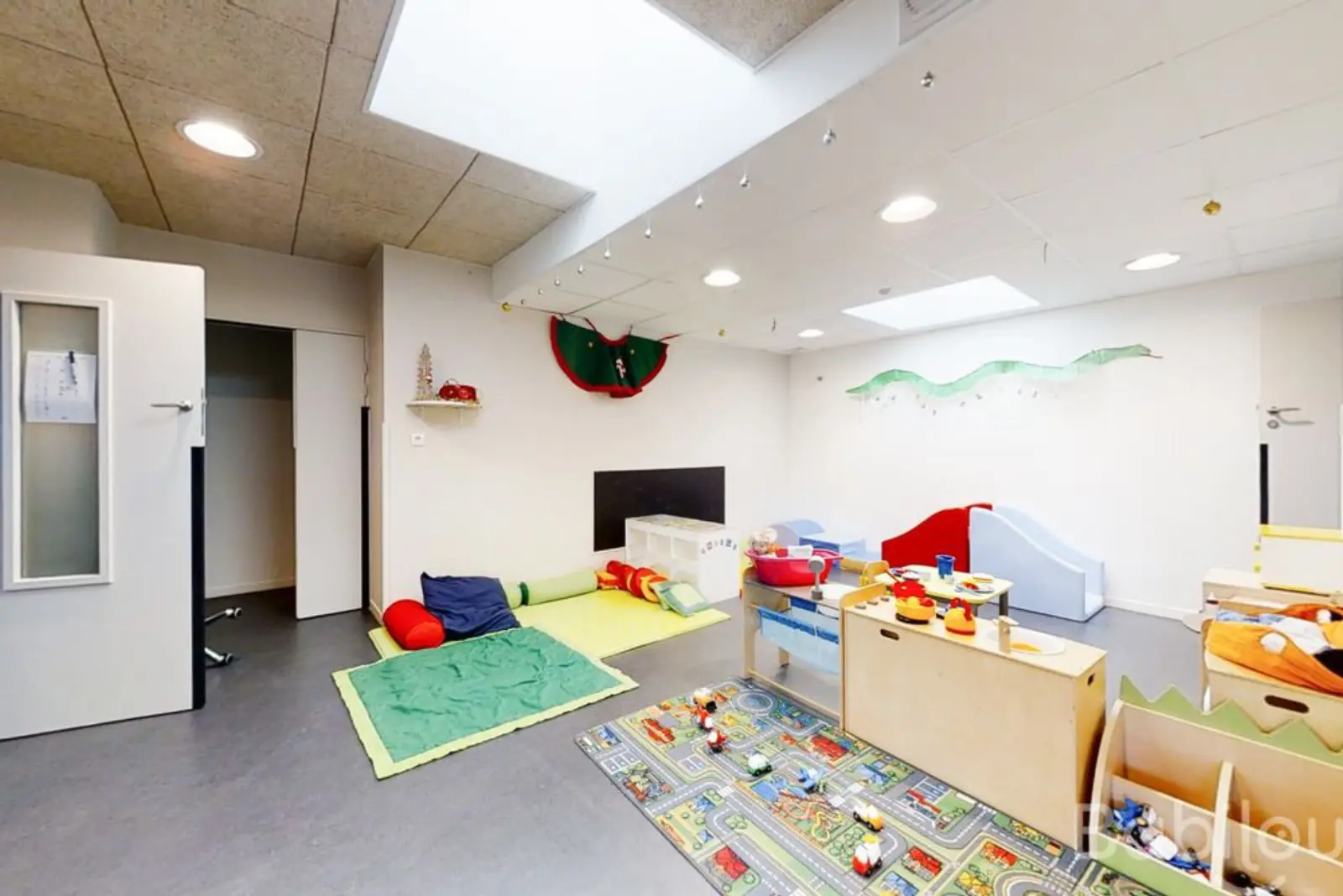 Salle de vie avec coin lecture de la crèche Babilou Blagnac L'imagin'R