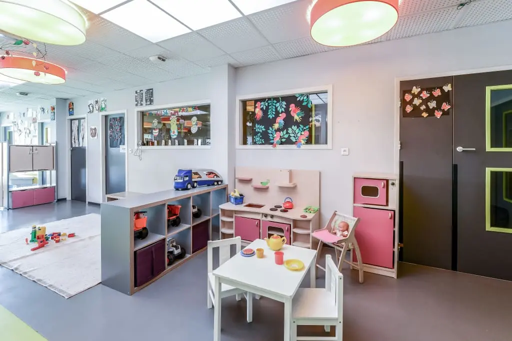 Coin dinette et jeux d'imitation de la crèche Babilou Bruguières Euronord