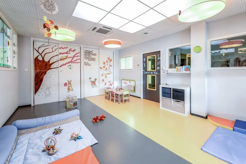 Salle de vie avec fresque murale de la crèche Babilou Bruguières Euronord