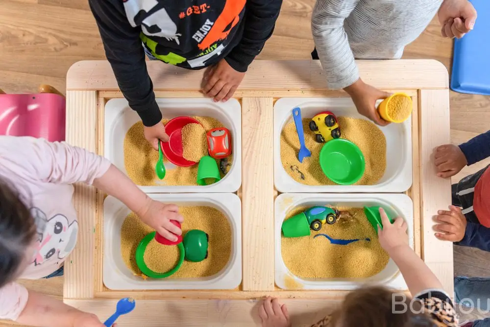 Table d'activité sensorielle à la crèche Babilou Castelnau Eurocentre