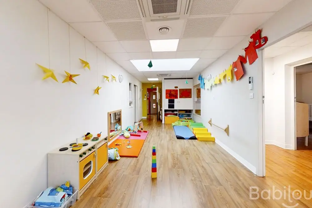 Couloir de jeux décoré de la crèche Babilou Castelnau