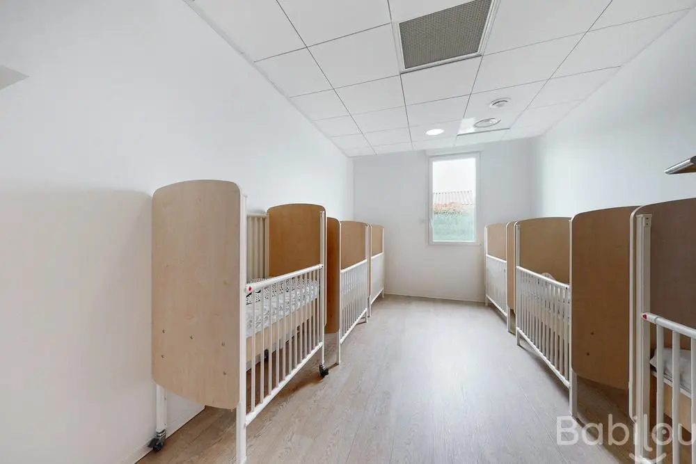 Dortoir des bébés à la crèche Babilou Plaisance Yourcenar