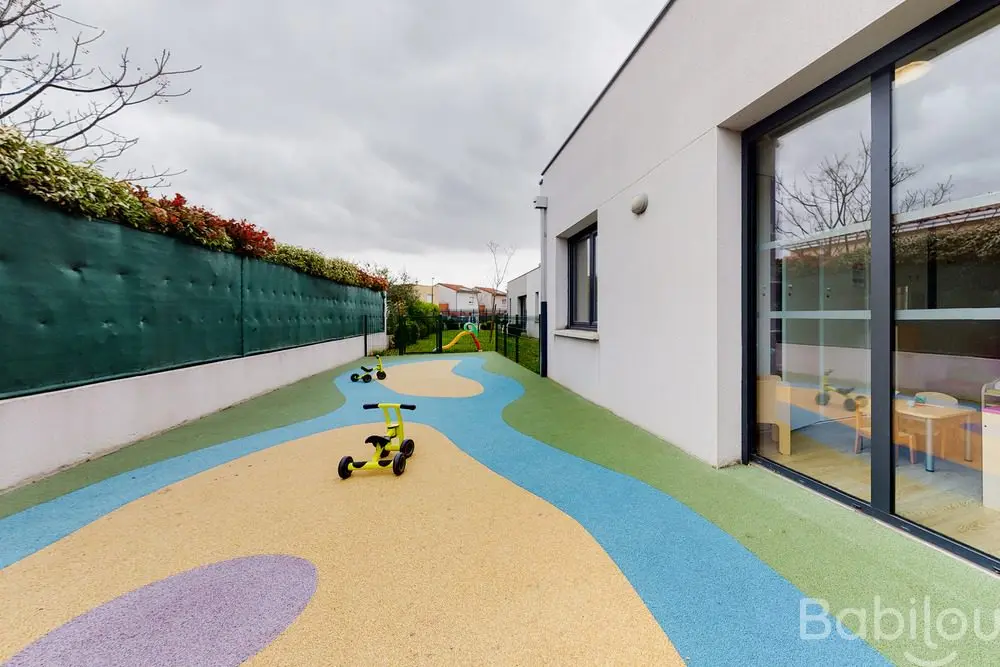 Jardin extérieur de la crèche Babilou Plaisance Yourcenar