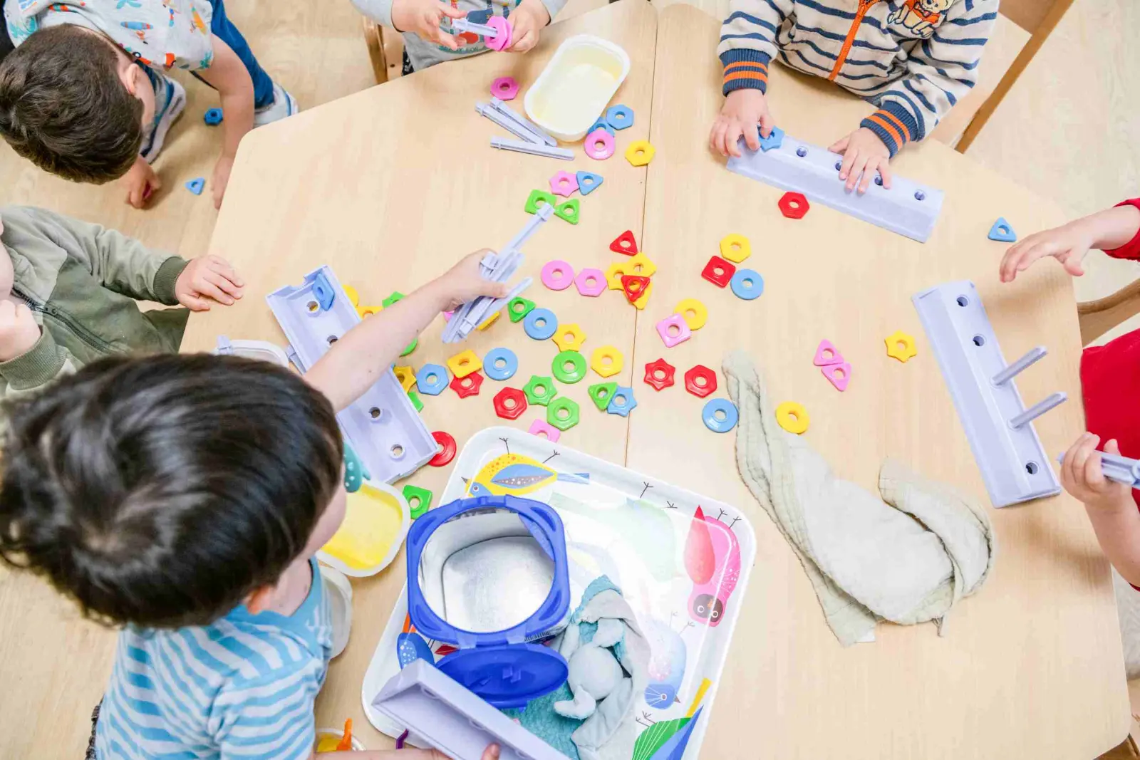 Atelier de manipulation à la crèche Babilou Aucamville André Restes
