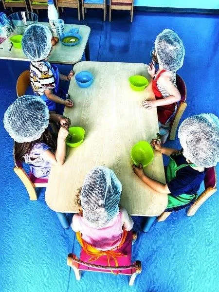 Atelier cuisine en groupe à la crèche Babilou Toulouse Bayonne