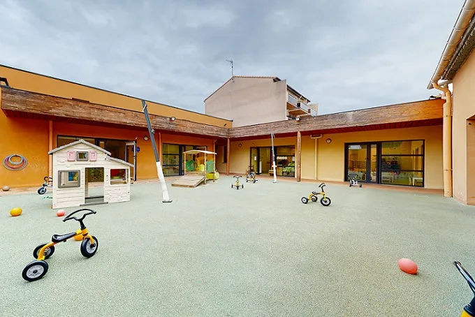Vue de la cour extérieure de la crèche Babilou Narbonne Sermet