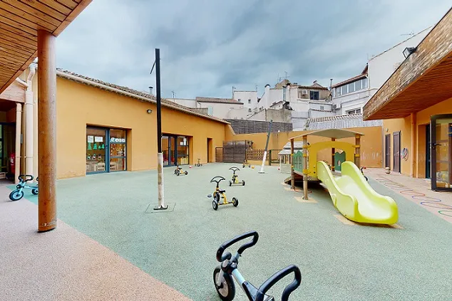 Espace toboggan dans la cour de la crèche Babilou Narbonne Sermet