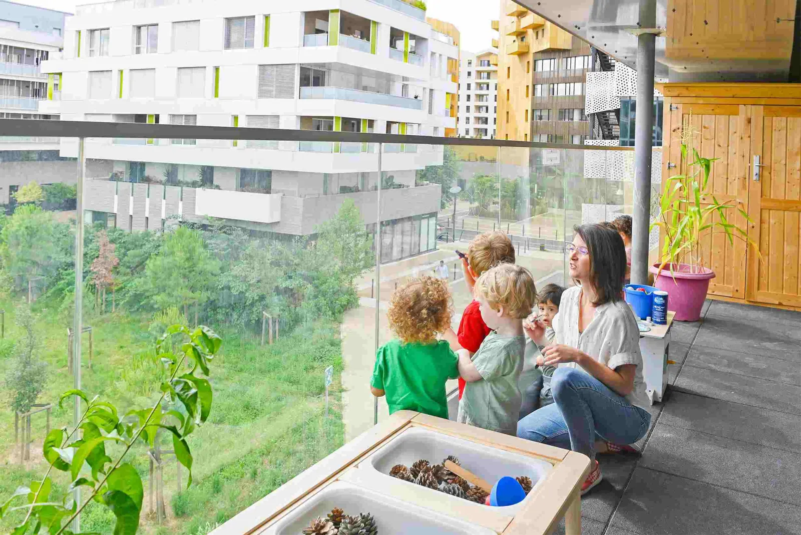 Une terrasse avec potager, ouverte sur les espaces verts alentour
