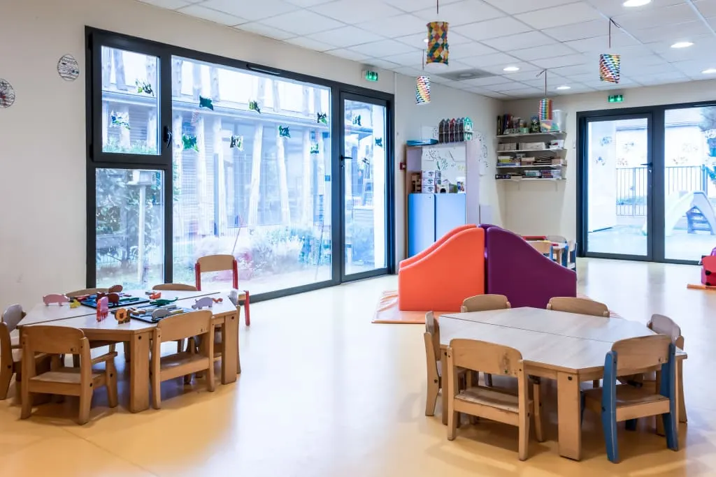 Salle d'activités avec vue sur le jardin à la crèche Babilou Laloubère Pyrénées