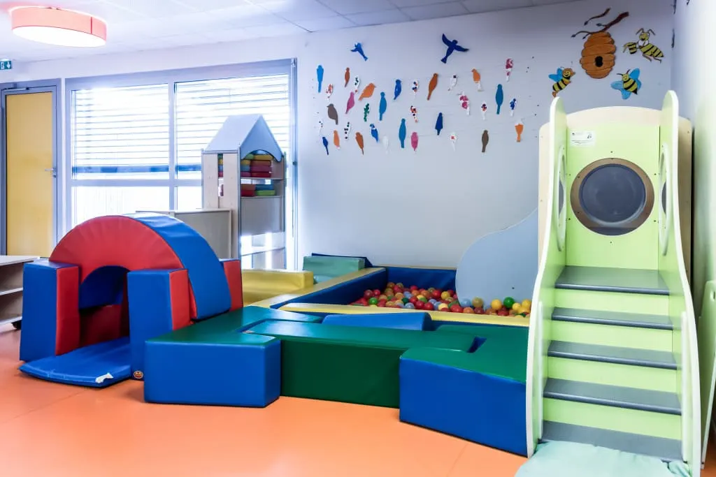 Espace motricité et piscine à balles à la crèche Babilou Tarbes Bastillac