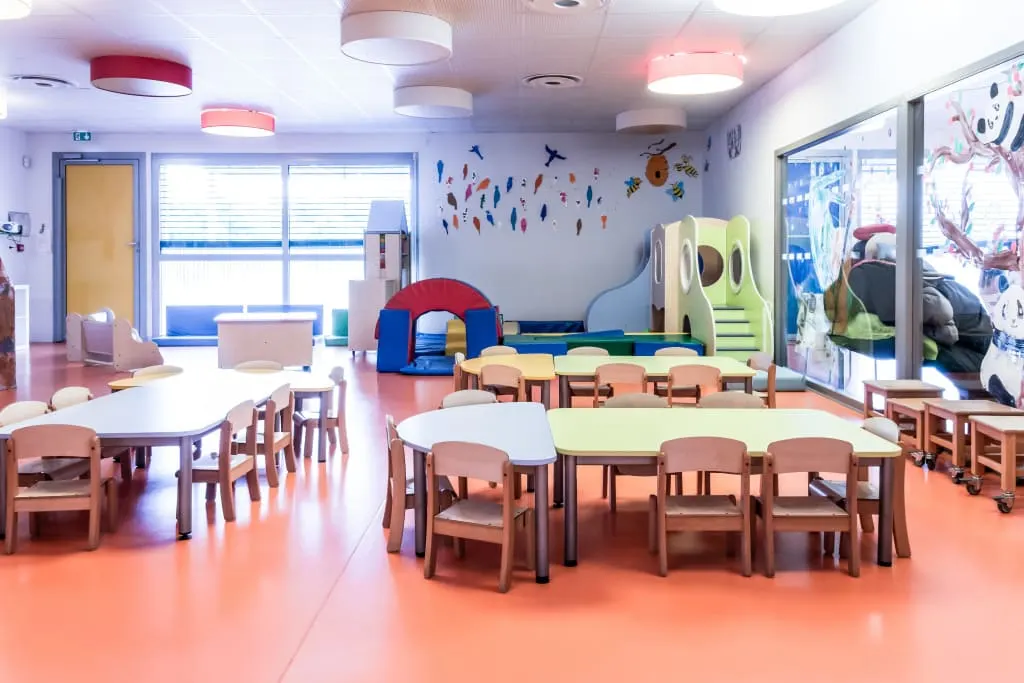 Salle de jeux intérieure de la crèche Babilou Tarbes Bastillac
